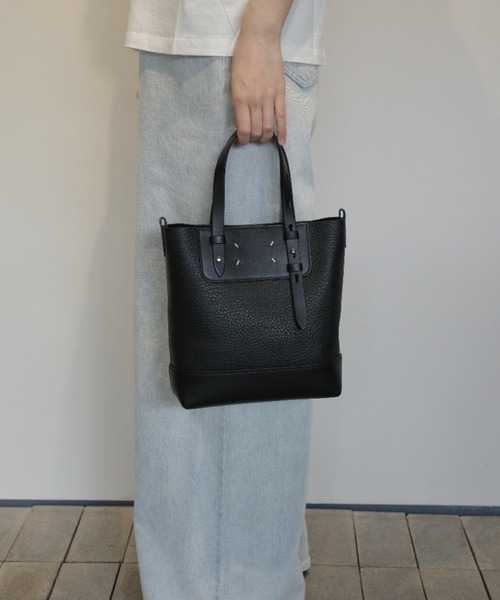 Maison Margiela(メゾンマルジェラ)の「Maison Margiela-women SHOPPING VERTICAL MINI(ショルダーバッグ・レディース・ブラック・FREE)」の6枚目の写真
