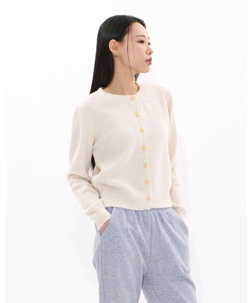 MOAA(モア)の「Gold Button Round-Neck Knit Cardigan (CHARCOAL)(カーディガン/ボレロ・レディース・その他・FREE)」の4枚目の写真