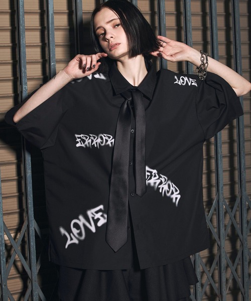 ERAR（エラー）の「【ERAR】スプレーライクプリントオーバーサイズシャツ（シャツ/ブラウス・メンズ・ホワイト系1/ブラック系1/ブラック系2・S/M/L/XL）」の2枚目の写真