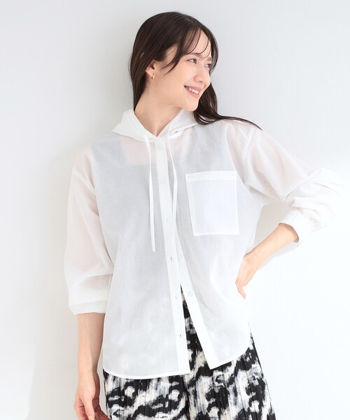 SHOO・LA・RUE（シューラルー）の「【さらり快適/洗濯機可/S-LL】UVカット機能付き ライトな着心地 ひんやりシャツパーカ（シャツ/ブラウス・レディース・ネイビー/オフホワイト/ライトブルー・04/03/02/01）」の5枚目の写真