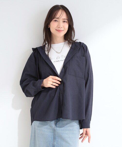 SHOO・LA・RUE（シューラルー）の「【さらり快適/洗濯機可/S-LL】UVカット機能付き ライトな着心地 ひんやりシャツパーカ（シャツ/ブラウス・レディース・ネイビー/オフホワイト/ライトブルー・04/03/02/01）」の13枚目の写真