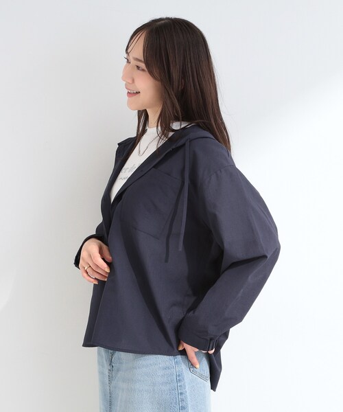 SHOO・LA・RUE（シューラルー）の「【さらり快適/洗濯機可/S-LL】UVカット機能付き ライトな着心地 ひんやりシャツパーカ（シャツ/ブラウス・レディース・ネイビー/オフホワイト/ライトブルー・04/03/02/01）」の14枚目の写真