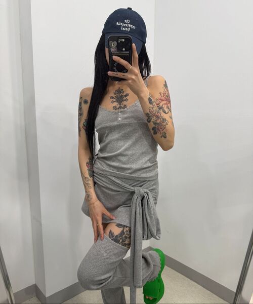 THE MYSTERIOUS HOTEL（ザミステリアスホテル）の「V NECK BUTTON SLEEVELESS [GREY]（Tシャツ/カットソー・レディース・その他・FREE）」の11枚目の写真