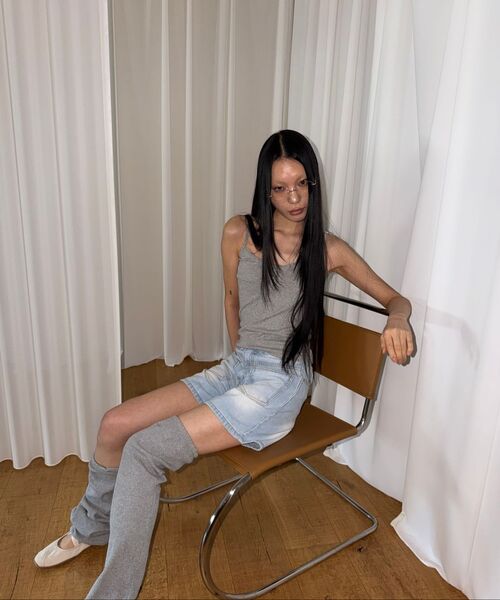 THE MYSTERIOUS HOTEL（ザミステリアスホテル）の「V NECK BUTTON SLEEVELESS [GREY]（Tシャツ/カットソー・レディース・その他・FREE）」の2枚目の写真