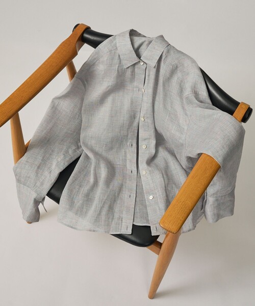 qualite(カリテ)の「リネン混レギュラーシャツ 春服 夏服 オフィスカジュアル(シャツ/ブラウス・レディース・モカ/ラベンダー/オフホワイト・フリー)」の1枚目の写真