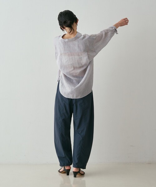 qualite(カリテ)の「リネン混レギュラーシャツ 春服 夏服 オフィスカジュアル(シャツ/ブラウス・レディース・モカ/ラベンダー/オフホワイト・フリー)」の11枚目の写真