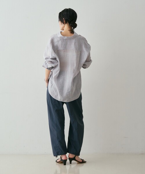 qualite(カリテ)の「リネン混レギュラーシャツ 春服 夏服 オフィスカジュアル(シャツ/ブラウス・レディース・モカ/ラベンダー/オフホワイト・フリー)」の12枚目の写真