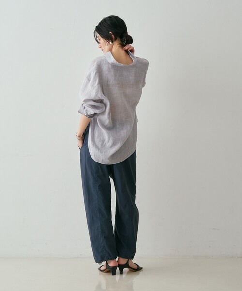 qualite(カリテ)の「リネン混レギュラーシャツ 春服 夏服 オフィスカジュアル(シャツ/ブラウス・レディース・モカ/ラベンダー/オフホワイト・フリー)」の13枚目の写真