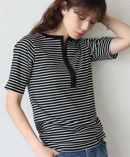 VitaFelice(ヴィータフェリーチェ)の「フロントホックリブ半袖トップス(Tシャツ/カットソー・レディース・チャコール/オフホワイト/ブラック×ホワイト・FREE)」の3枚目の写真