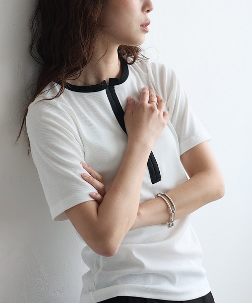VitaFelice(ヴィータフェリーチェ)の「フロントホックリブ半袖トップス(Tシャツ/カットソー・レディース・チャコール/オフホワイト/ブラック×ホワイト・FREE)」の2枚目の写真
