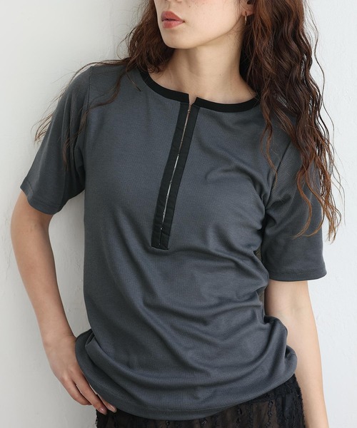 VitaFelice(ヴィータフェリーチェ)の「フロントホックリブ半袖トップス(Tシャツ/カットソー・レディース・チャコール/オフホワイト/ブラック×ホワイト・FREE)」の1枚目の写真