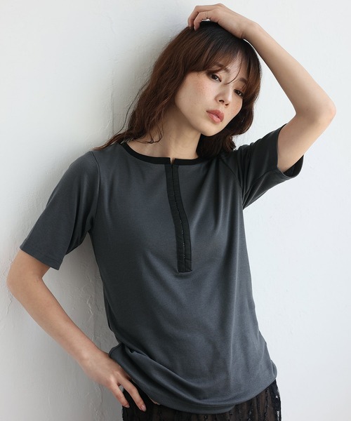 VitaFelice(ヴィータフェリーチェ)の「フロントホックリブ半袖トップス(Tシャツ/カットソー・レディース・チャコール/オフホワイト/ブラック×ホワイト・FREE)」の7枚目の写真