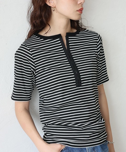 VitaFelice(ヴィータフェリーチェ)の「フロントホックリブ半袖トップス(Tシャツ/カットソー・レディース・チャコール/オフホワイト/ブラック×ホワイト・FREE)」の6枚目の写真