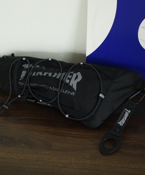 THRASHER（スラッシャー）の「THRASHER ボトルホルダー付き ボディバッグ ウエストバッグ BAG 男女兼用（ボディバッグ/ウエストポーチ・メンズ・ブラック・FREE）」の2枚目の写真