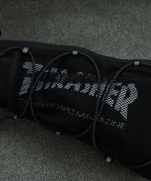 THRASHER（スラッシャー）の「THRASHER ボトルホルダー付き ボディバッグ ウエストバッグ BAG 男女兼用（ボディバッグ/ウエストポーチ・メンズ・ブラック・FREE）」の3枚目の写真