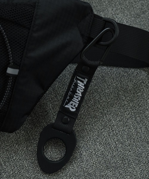 THRASHER（スラッシャー）の「THRASHER ボトルホルダー付き ボディバッグ ウエストバッグ BAG 男女兼用（ボディバッグ/ウエストポーチ・メンズ・ブラック・FREE）」の4枚目の写真