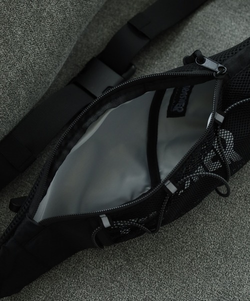 THRASHER（スラッシャー）の「THRASHER ボトルホルダー付き ボディバッグ ウエストバッグ BAG 男女兼用（ボディバッグ/ウエストポーチ・メンズ・ブラック・FREE）」の7枚目の写真
