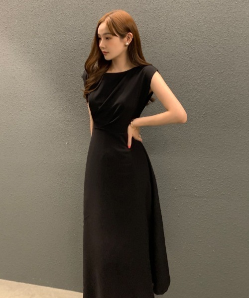 FAVORITO(ファヴォリート)の「ノースリーブワンピース(ワンピース・レディース・ベージュ/ブラック/ブルー・F)」の2枚目の写真