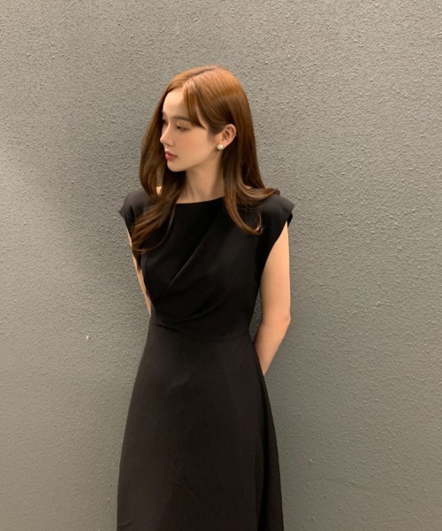 FAVORITO(ファヴォリート)の「ノースリーブワンピース(ワンピース・レディース・ベージュ/ブラック/ブルー・F)」の5枚目の写真