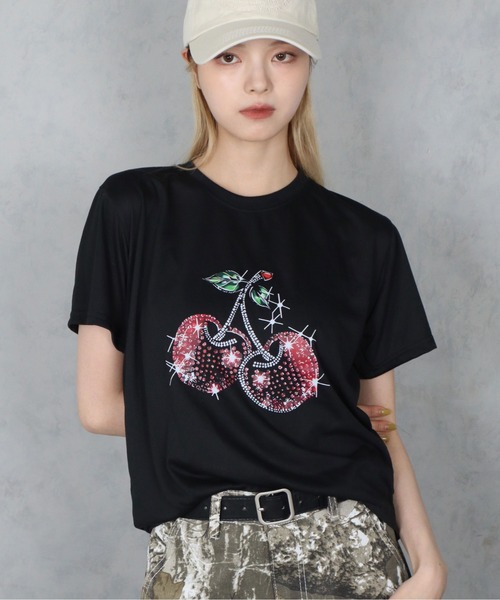 BARELY BLUE(ベアリーブルー)の「【 BARELY BLUE / ベアリーブルー 】 チェリー ビジュー グラフィック 半袖 Tシャツ(Tシャツ/カットソー・レディース・ブラック・L/M/S)」の1枚目の写真