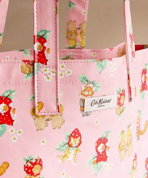 Cath Kidston(キャスキッドソン)の「ラージ ブックバッグ Friendly Fruit(トートバッグ・レディース・ピンク・FREE)」の2枚目の写真