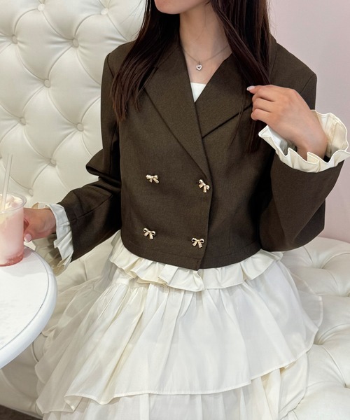 junoah(ジュノア)の「フリルレイヤードショートジャケット(テーラードジャケット・レディース・ブラウン/チャコール/ブラック・SMALL/MEDIUM/LARGE)」の3枚目の写真