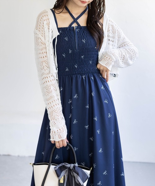 clear（クリア）の「リボン柄シャーリングワンピース［骨格ウェーブ／フェミニン／上品／きれいめ／華やか］（ワンピース・レディース・オフホワイト/ネイビー・PF/F）」の8枚目の写真