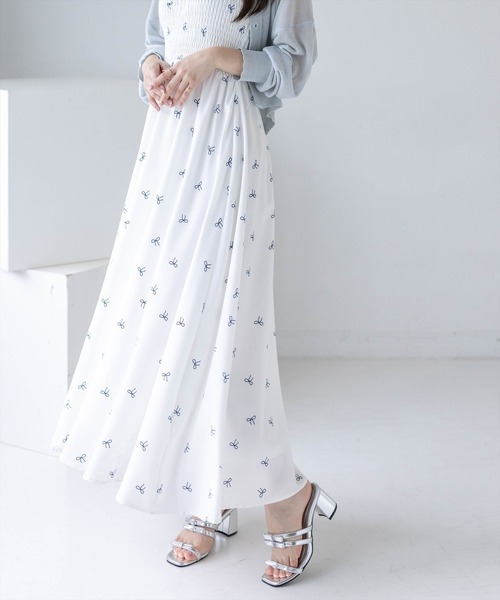 clear（クリア）の「リボン柄シャーリングワンピース［骨格ウェーブ／フェミニン／上品／きれいめ／華やか］（ワンピース・レディース・オフホワイト/ネイビー・PF/F）」の3枚目の写真