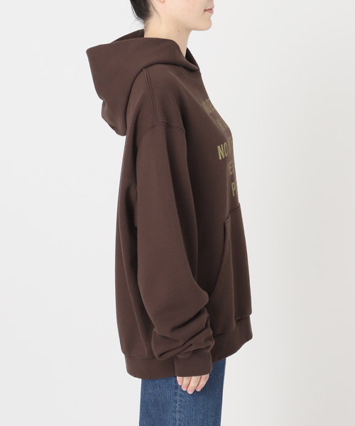 B.C STOCK(ベーセーストック)の「【WEB限定】ウォッシャブル / MY NAME IS PETER / SLOGAN HOODIE(パーカー・レディース・ブラウン/レッド・FREE)」の20枚目の写真