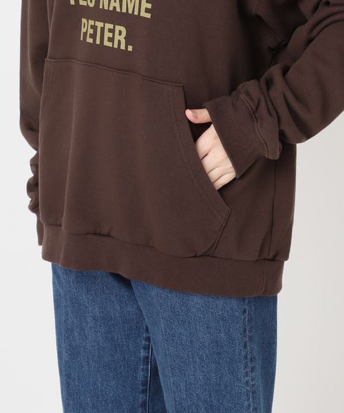 B.C STOCK(ベーセーストック)の「【WEB限定】ウォッシャブル / MY NAME IS PETER / SLOGAN HOODIE(パーカー・レディース・ブラウン/レッド・FREE)」の22枚目の写真