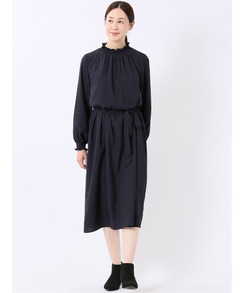 m.f.editorial(エムエフエディトリアル)の「ワンピース レディース 長袖 ストレッチ ウォッシャブル 静電防止 イージーケア ロング 裏地付き ギャザーネック 小紋 ジョーゼット(ワンピース・レディース・ベージュ/ネイビー・LARGE/MEDIUM)」の2枚目の写真