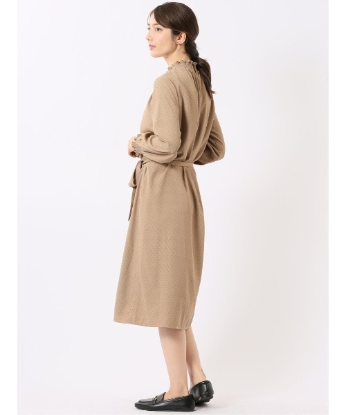 m.f.editorial(エムエフエディトリアル)の「ワンピース レディース 長袖 ストレッチ ウォッシャブル 静電防止 イージーケア ロング 裏地付き ギャザーネック 小紋 ジョーゼット(ワンピース・レディース・ベージュ/ネイビー・LARGE/MEDIUM)」の4枚目の写真