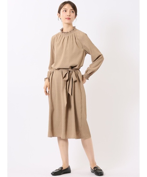 m.f.editorial(エムエフエディトリアル)の「ワンピース レディース 長袖 ストレッチ ウォッシャブル 静電防止 イージーケア ロング 裏地付き ギャザーネック 小紋 ジョーゼット(ワンピース・レディース・ベージュ/ネイビー・LARGE/MEDIUM)」の7枚目の写真