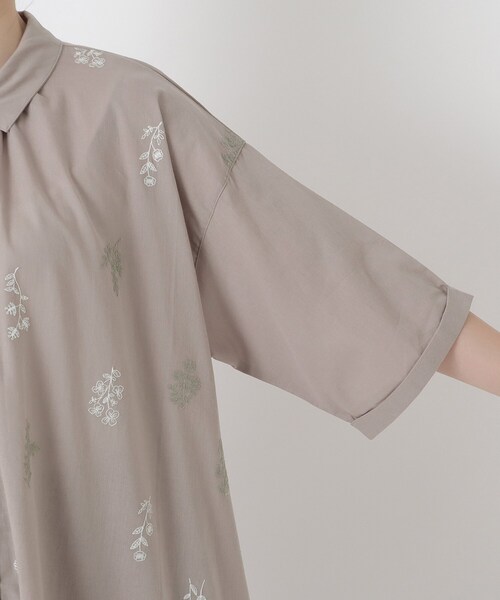 one'sterrace(ワンズテラス)の「花柄刺繍 5分袖前開きワンピース(ワンピース・レディース・ベージュ系8/ブラック系8・02)」の7枚目の写真
