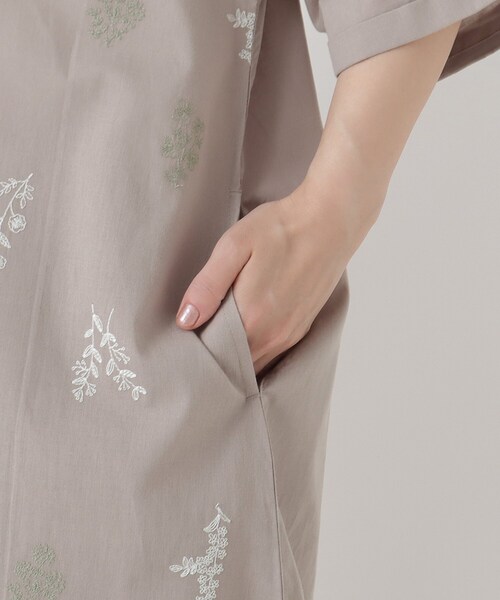 one'sterrace(ワンズテラス)の「花柄刺繍 5分袖前開きワンピース(ワンピース・レディース・ベージュ系8/ブラック系8・02)」の8枚目の写真