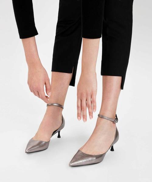 CHARLES & KEITH(チャールズ & キース)の「メタリックアンクルストラップヒールサンダル / METALLIC ANKLE STRAP HEELED SANDALS(サンダル・レディース・ブラック/グリーン/ブロンズ・22.5cm/23cm/23.5cm/24.5cm/25cm)」の16枚目の写真