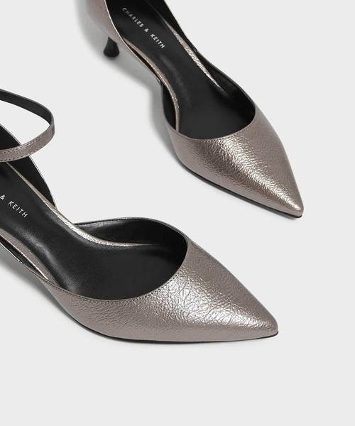 CHARLES & KEITH(チャールズ & キース)の「メタリックアンクルストラップヒールサンダル / METALLIC ANKLE STRAP HEELED SANDALS(サンダル・レディース・ブラック/グリーン/ブロンズ・22.5cm/23cm/23.5cm/24.5cm/25cm)」の19枚目の写真