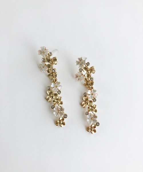 TIMELESS&THREE(タイムレスアンドスリー)の「シェルフラワーモチーフピアス(ピアス(両耳用)・レディース・A/B/C/D/E/F/G/H/I/J/K/M/L/R/T/P/S/O/Q/U/W/V/Y/X/Z/その他1/その他2/その他3/その他5/その他4/その他6/その他7/その他8・FREE)」の7枚目の写真