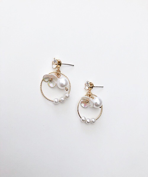 TIMELESS&THREE(タイムレスアンドスリー)の「シェルフラワーモチーフピアス(ピアス(両耳用)・レディース・A/B/C/D/E/F/G/H/I/J/K/M/L/R/T/P/S/O/Q/U/W/V/Y/X/Z/その他1/その他2/その他3/その他5/その他4/その他6/その他7/その他8・FREE)」の2枚目の写真