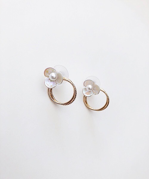 TIMELESS&THREE(タイムレスアンドスリー)の「シェルフラワーモチーフピアス(ピアス(両耳用)・レディース・A/B/C/D/E/F/G/H/I/J/K/M/L/R/T/P/S/O/Q/U/W/V/Y/X/Z/その他1/その他2/その他3/その他5/その他4/その他6/その他7/その他8・FREE)」の13枚目の写真