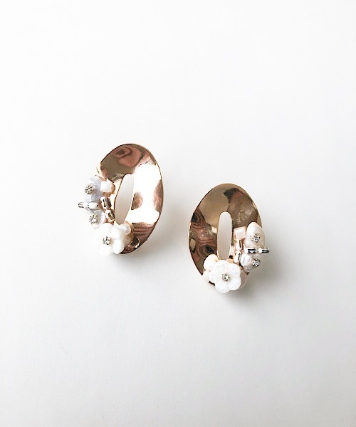 TIMELESS&THREE(タイムレスアンドスリー)の「シェルフラワーモチーフピアス(ピアス(両耳用)・レディース・A/B/C/D/E/F/G/H/I/J/K/M/L/R/T/P/S/O/Q/U/W/V/Y/X/Z/その他1/その他2/その他3/その他5/その他4/その他6/その他7/その他8・FREE)」の22枚目の写真