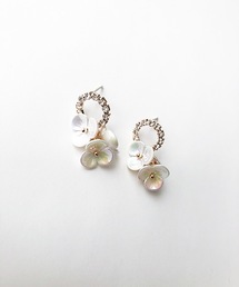 シェルフラワーモチーフピアス