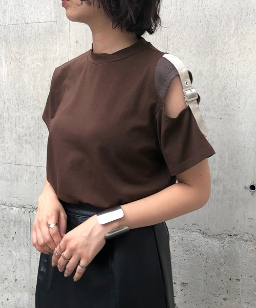 &g'aime（アンジェム）の「【&g'aime】ショルダーベルトTシャツ（Tシャツ/カットソー・レディース・ブラック/ベージュ/ブラウン・FREE）」の10枚目の写真