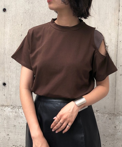 &g'aime（アンジェム）の「【&g'aime】ショルダーベルトTシャツ（Tシャツ/カットソー・レディース・ブラック/ベージュ/ブラウン・FREE）」の9枚目の写真