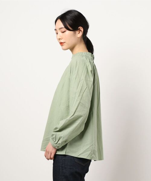 Samansa Mos2（サマンサ モスモス）の「衿シャーリングブラウス（シャツ/ブラウス・レディース・キナリ/グリーン/オフホワイト/ネイビー・ﾌﾘ-）」の5枚目の写真