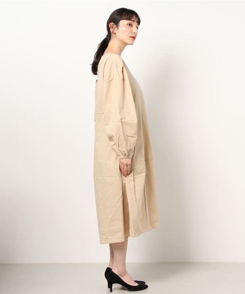 Ritzy(リッツィー)の「大人シルエット ゆるシルエット マキシ丈Vネックワンピース(ワンピース・レディース・ブラック/ベージュ・S/M/L/XL)」の13枚目の写真