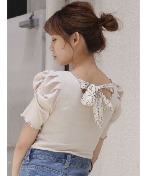 dazzlin（ダズリン）の「ボートメローバックリボン半袖TOPS（Tシャツ/カットソー・レディース・ブラック/オフホワイト/モカ/アイボリー・FREE）」の3枚目の写真