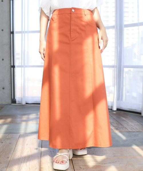 moment+（モーメントプラス）の「カラーT/Cツイル フレアロングスカート（スカート・レディース・ブラック/ブラウン/オフホワイト/カーキ/サックスブルー/インディゴブルー/アイボリー/グレイッシュベージュ/ブルー/オレンジ/グリーン/レッド・M/L）」の12枚目の写真