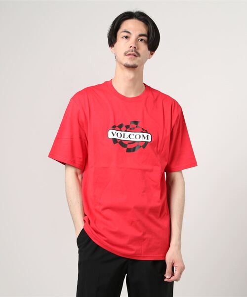 VOLCOM（ボルコム）の「【VOLCOM】APAC OVAL TRACK SS TEE（Tシャツ/カットソー・メンズ・ブラック/レッド・MEDIUM/X-LARGE/LARGE/XX-LARGE）」の2枚目の写真