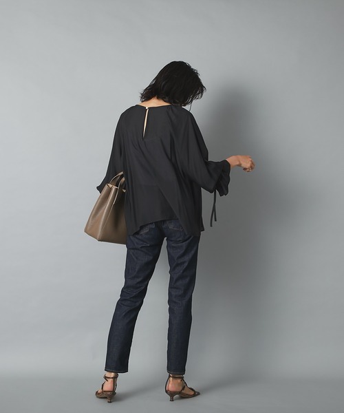 RIVE DROITE（リヴドロワ）の「装いにフェミニンな表情をプラス　ドレープシフォンフリルカフスブラウス（シャツ/ブラウス・レディース・ブラック/ベージュ・FREE）」の4枚目の写真